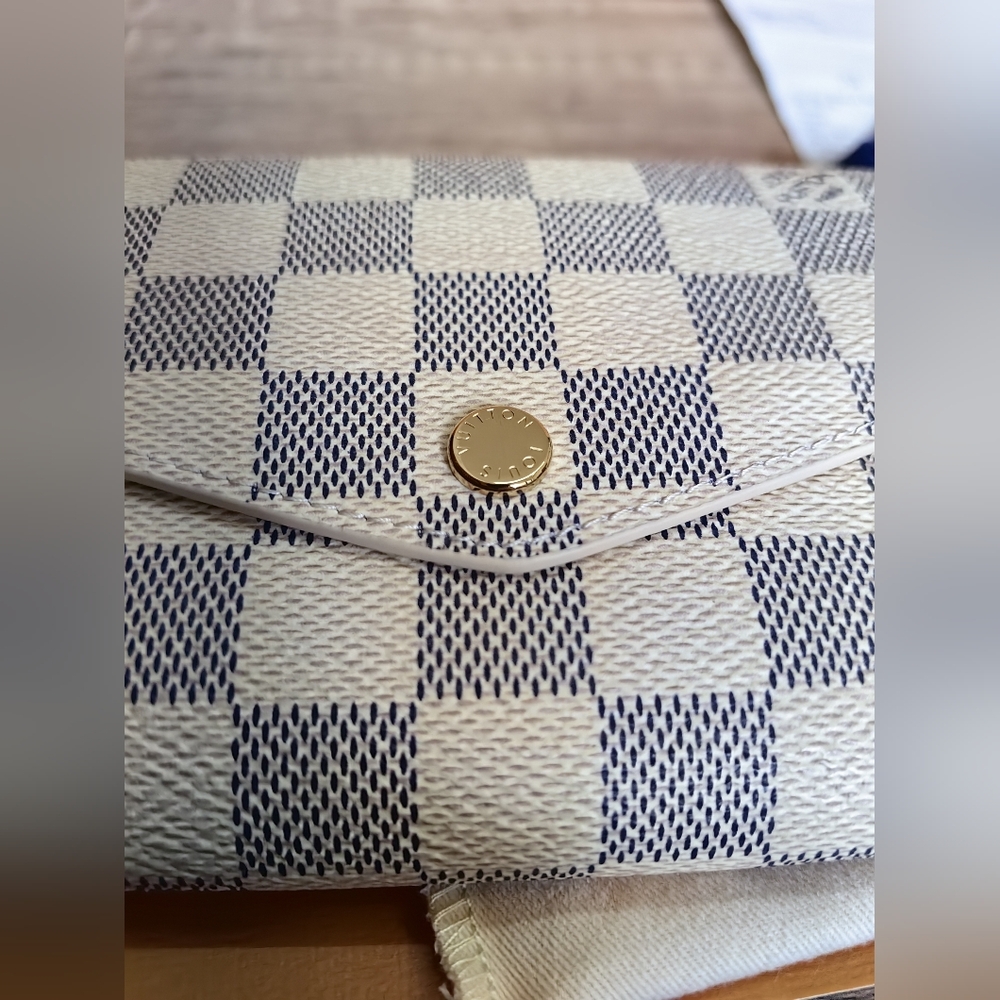 Louis Vuitton Sarah Wallet - Picture 10 of 13